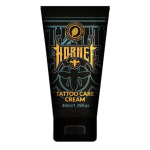 Tube noir de la crème de soin tatouage Hornet avec 40 ml de contenu sur fond blanc