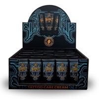 Crème de soin pour tatouage Hornet dans une boîte décorative Boîte noire avec des tubes de crème de soin pour tatouage Hornet et des décorations bleues