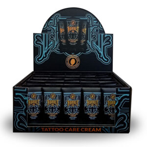 Boîte noire avec des tubes de crème de soin pour tatouage Hornet et des décorations bleues