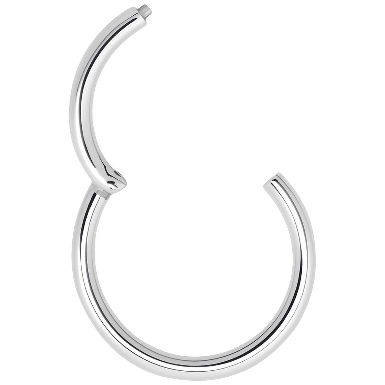 Anneau segment argenté en acier chirurgical Anneau segment articulé argenté en acier chirurgical sur fond blanc