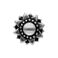 Barbell piercing tournesol argenté pour l'oreille Barbell tournesol argenté en acier chirurgical sur fond blanc