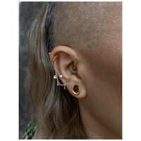 Oreille avec chaîne de piercing dorée et argentée, cristal clair