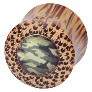 Plug en bois rond avec insert métallique camouflage sur fond blanc