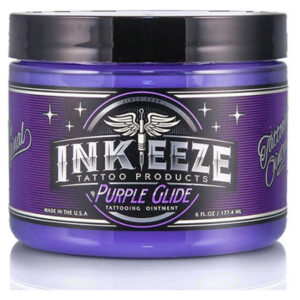 Pot de crème pour tatouage violet avec logo Ink Eeze sur fond blanc