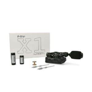 Machine à tatouer noire Inkjecta Flite X1 avec accessoires sur fond blanc