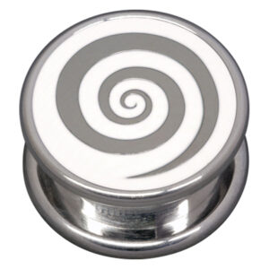 Plug d'oreille argenté avec gravure en spirale blanc-gris sur fond neutre