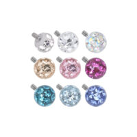 Neuf embouts ronds multicolores avec cristaux sur fond blanc