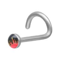 Clou de nez argenté avec motif de flammes Clou de nez argenté, courbé, avec design de flammes rouges sur fond blanc