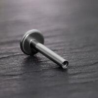 Labret en titane avec filetage interne, noir Labret en titane noir avec filetage interne sur fond noir