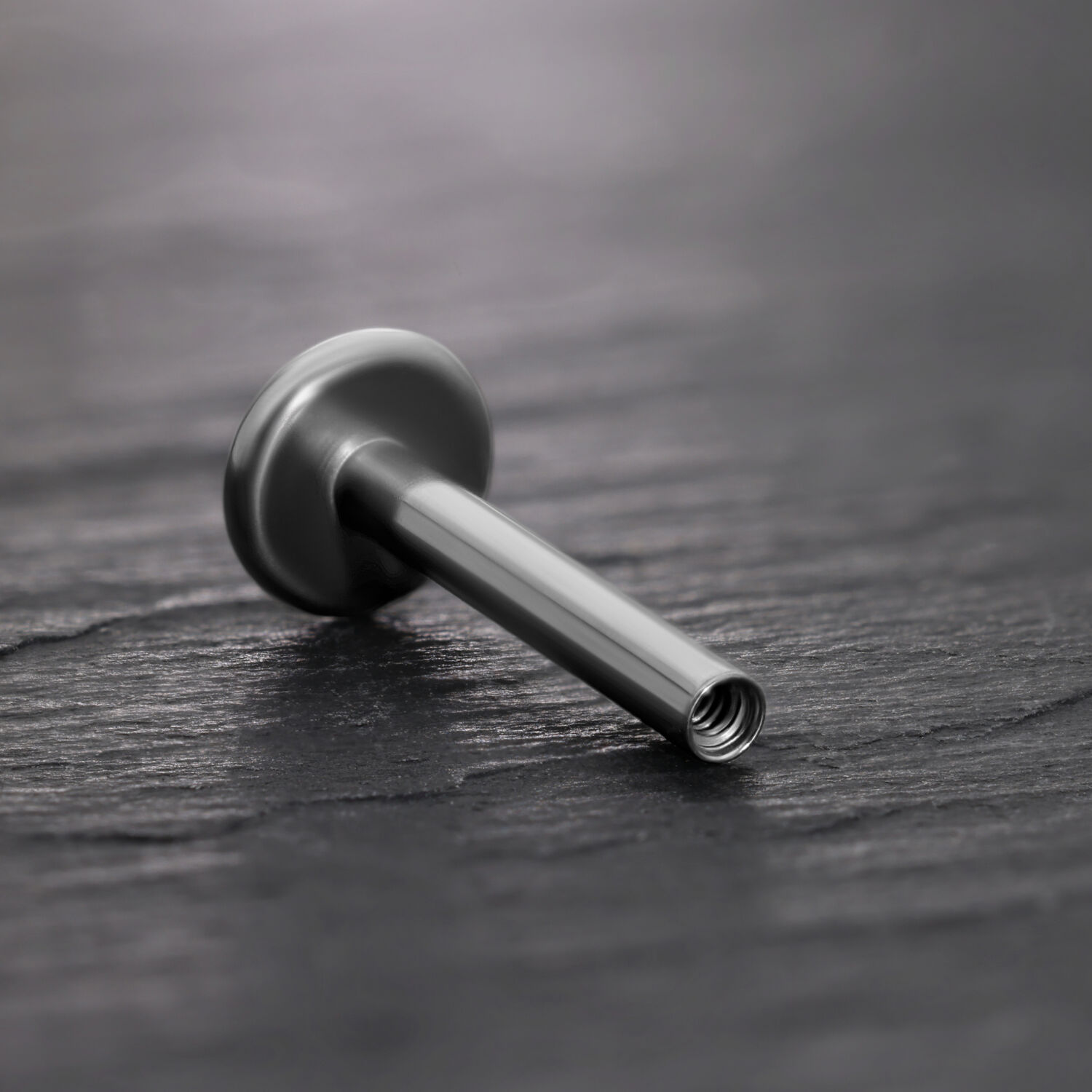 Labret en titane avec filetage interne, noir Labret en titane noir avec filetage interne sur fond noir