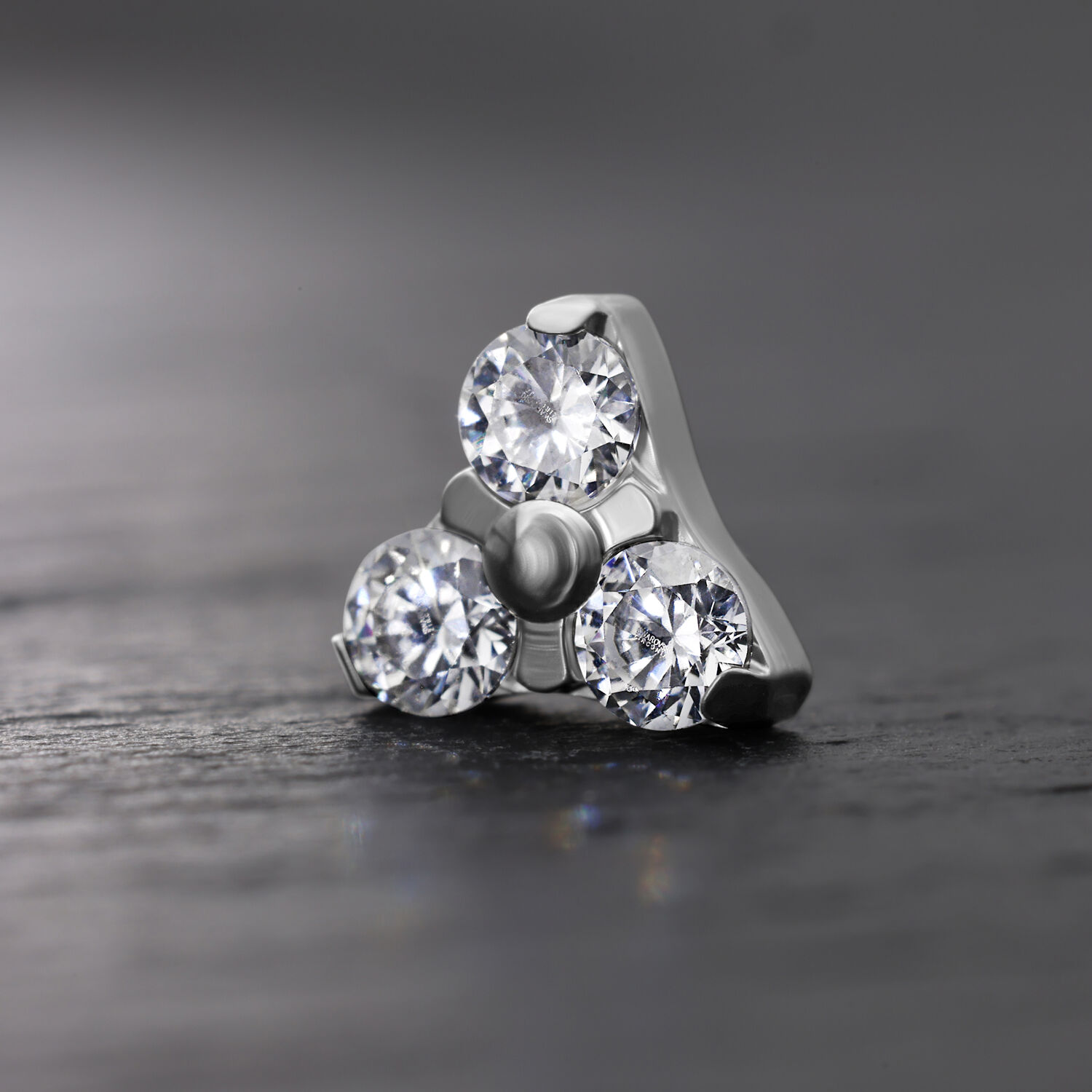 Trinity embout pour Push Fit Labret en argent Embout Trinity argenté avec trois cristaux clairs sur fond noir