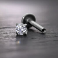 Prong embout pour filetage interne en argent Embout Prong en argent avec cristal pour labret à filetage interne sur fond gris