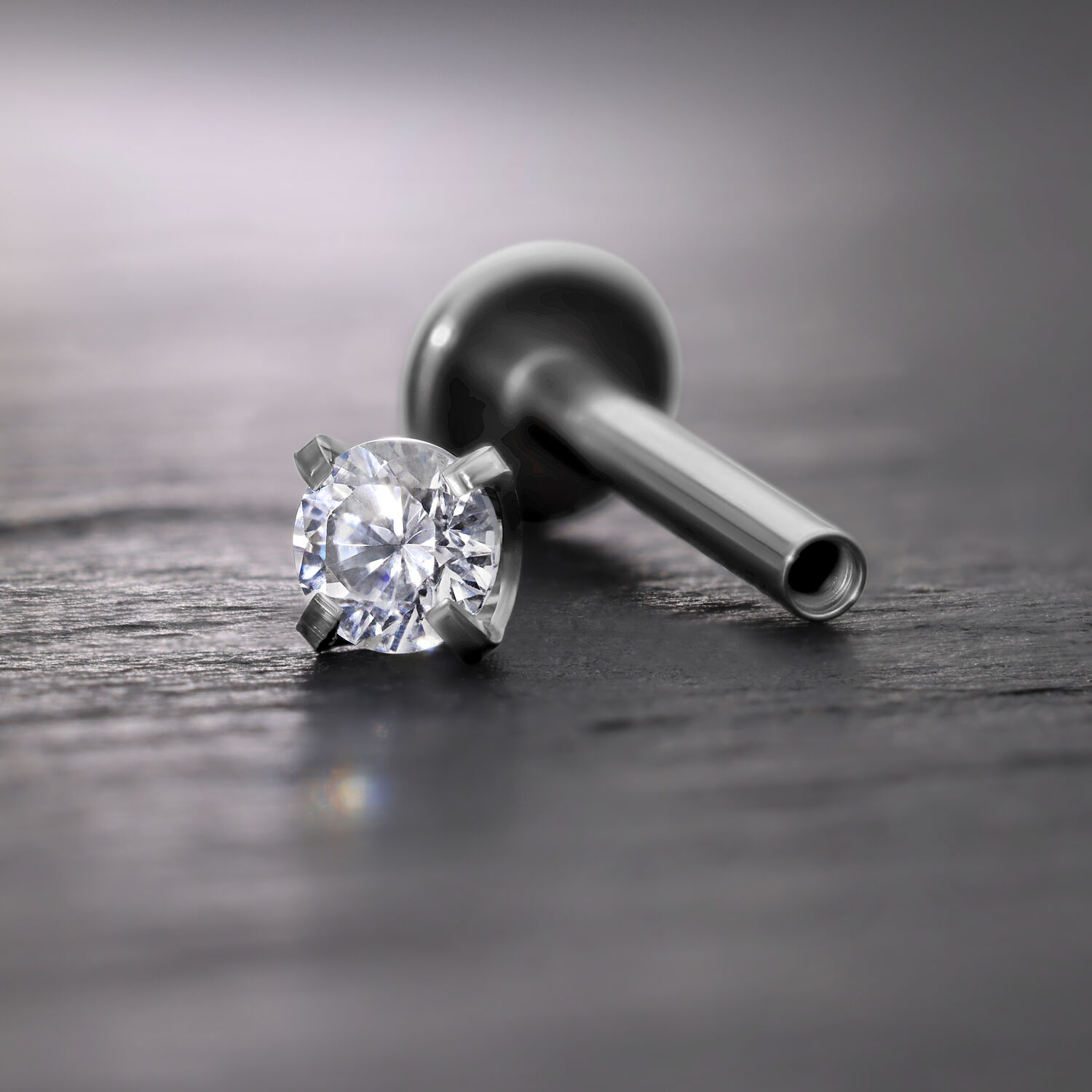 Prong embout pour filetage interne en argent Embout Prong en argent avec cristal pour labret à filetage interne sur fond gris