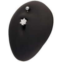Banane en argent avec fleur en cristal Banane en argent avec cristaux clairs sur un présentoir noir