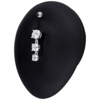 Banane en argent avec trois cristaux Banane en argent avec trois cristaux clairs sur un présentoir noir