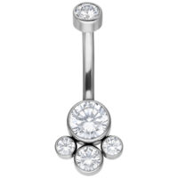 Banane en titane argentée avec cristaux Piercing de nombril argenté en titane avec cristaux clairs sur fond blanc