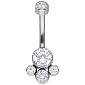 Piercing de nombril argenté en titane avec cristaux clairs sur fond blanc