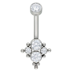 Piercing banane en titane argenté avec cristaux clairs sur fond blanc