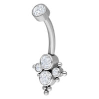 Piercing de nombril en titane argenté avec cristaux Piercing de nombril en titane argenté avec cristaux clairs sur fond blanc