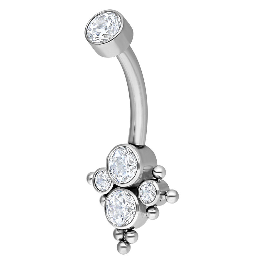 Piercing de nombril en titane argenté avec cristaux Piercing de nombril en titane argenté avec cristaux clairs sur fond blanc