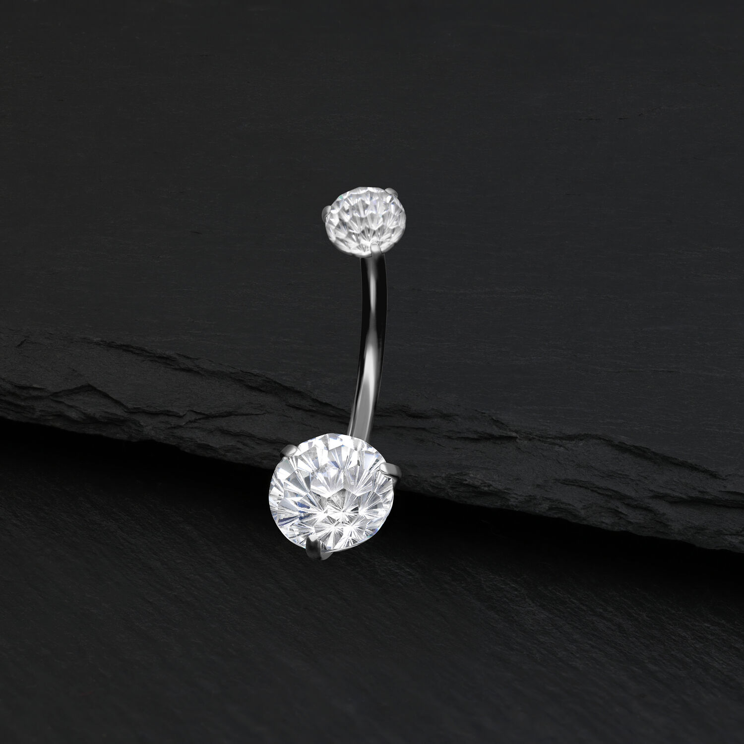 Banane en argent avec cristal clair, 8mm Piercing nombril argenté avec cristal clair sur fond noir