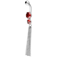 Banane en argent avec cristaux rouges et pendentif chaîne sur fond blanc