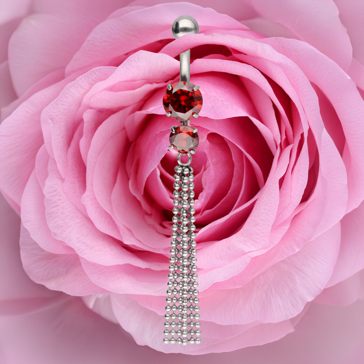 Banane en argent avec cristaux rouges et chaînes sur une rose rose