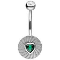 Bananabell en argent avec design de cœur nervuré et pierre vert émeraude sur fond blanc
