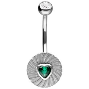 Bananabell en argent avec design de cœur nervuré et pierre vert émeraude sur fond blanc
