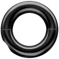 Bague Tribal Dream noire en acier chirurgical brillant sur fond blanc