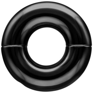 Bague Tribal Dream noire et brillante en acier chirurgical sur fond blanc