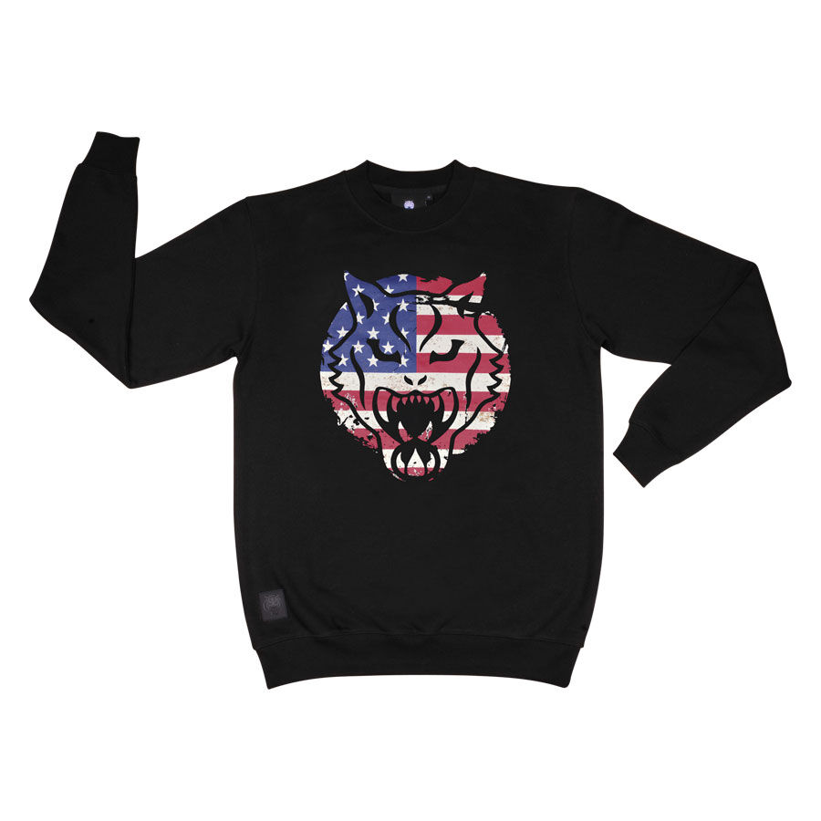 Sweat-shirt noir avec loup et drapeau USA Sweat-shirt noir, motif de loup avec drapeau USA en arrière-plan, sur fond blanc