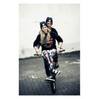 Wildcat® Sweatshirt 'USA' avec Stars & Stripes Jeune femme et homme à vélo, portant le sweatshirt Wildcat® noir avec design USA