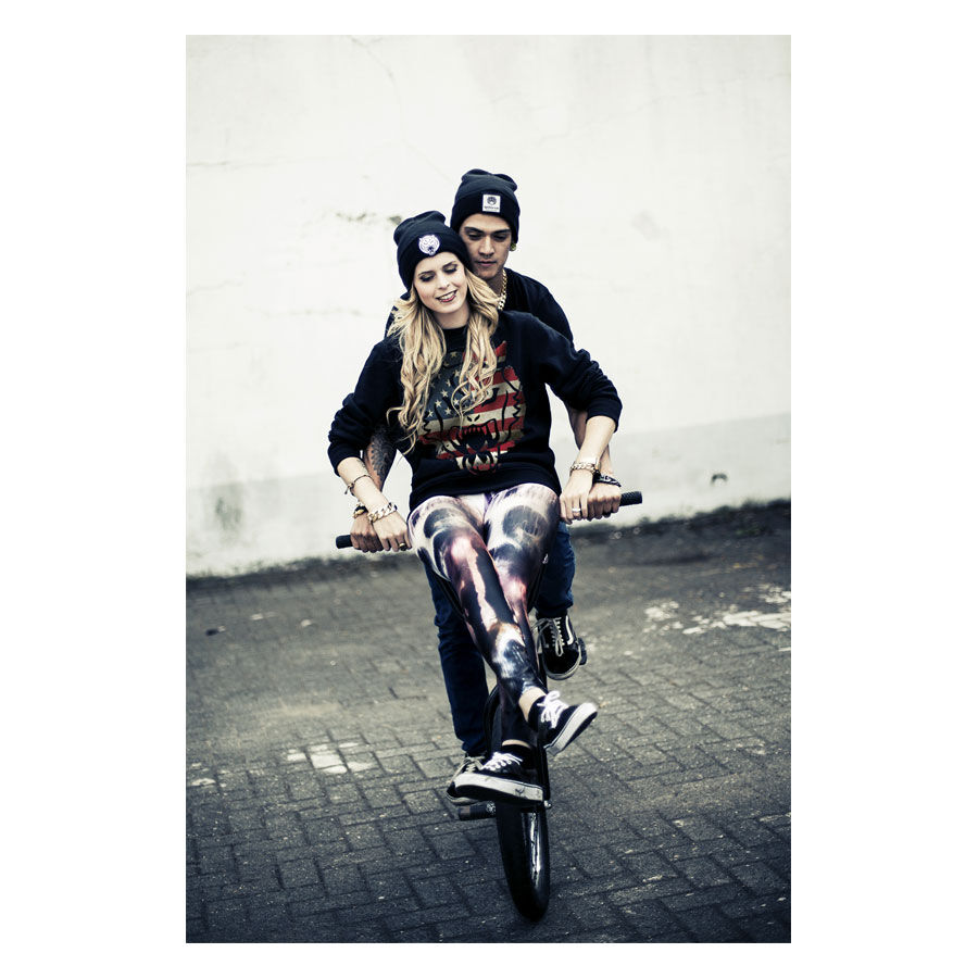 Wildcat® Sweatshirt 'USA' avec Stars & Stripes Jeune femme et homme à vélo, portant le sweatshirt Wildcat® noir avec design USA