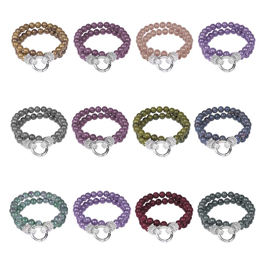 Bracelets unisexes en différentes couleurs Douze bracelets en acier chirurgical en beige, bleu, marron, gris, violet sur fond blanc