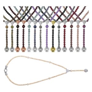 Différentes chaînes en beige, bleu, marron, gris et rouge avec pendentifs sur fond blanc