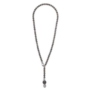 Long collier noir avec des perles rondes et pendentif sur fond blanc