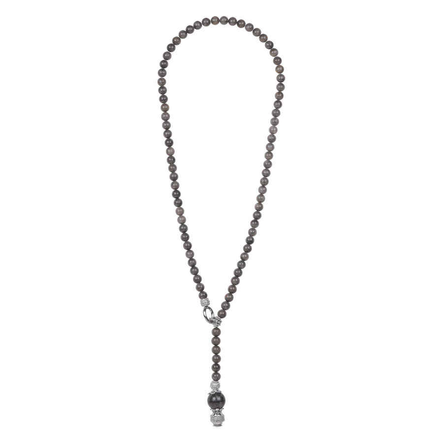 KINKY Pop Rock Pearls Collier en Noir Long collier noir avec des perles rondes et pendentif sur fond blanc
