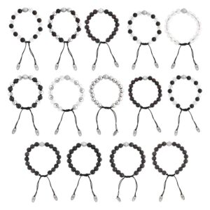 Set de 15 bracelets avec perles noires, blanches et brunes sur fond blanc
