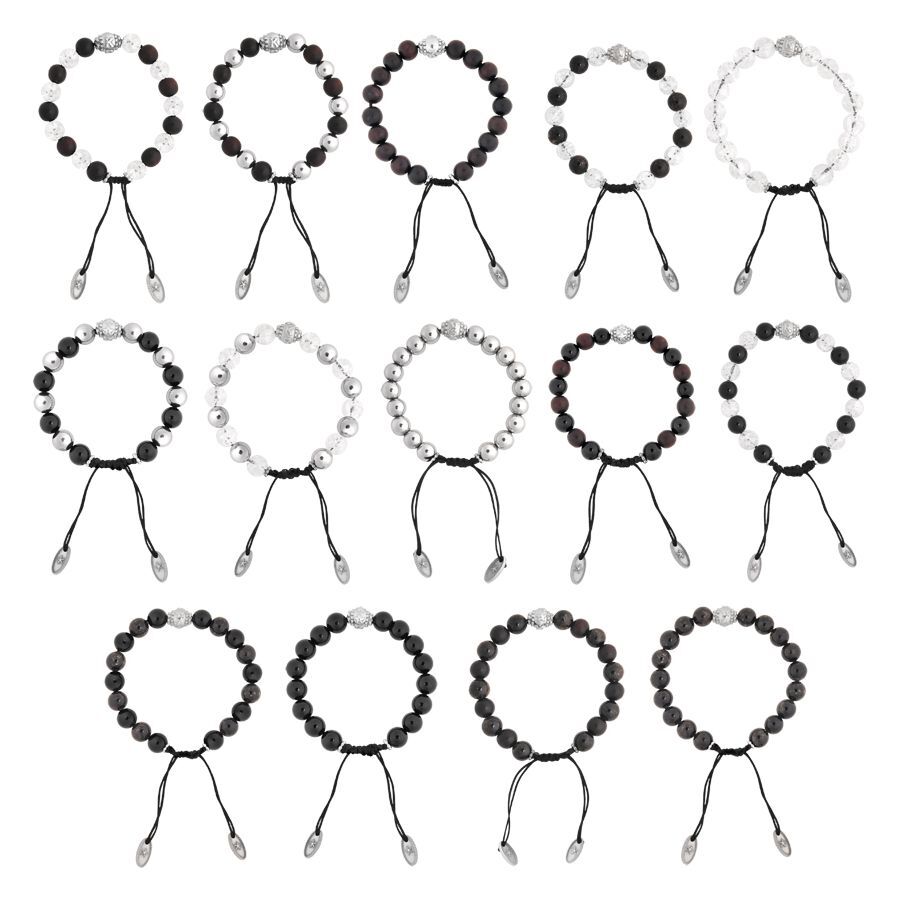 Set de 15 bracelets avec perles noires, blanches et brunes sur fond blanc