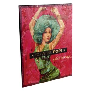 Panneau en bois avec femme en robe verte et inscription 'SO WHAT. POP!' sur fond rouge