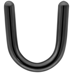 Piercing nasal en U en titane noir sur fond blanc