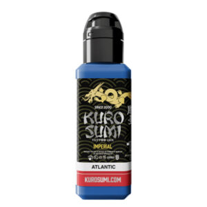 Encre de tatouage bleue Kuro Sumi Imperial Atlantic en bouteille sur fond blanc