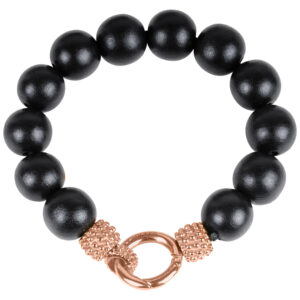 Bracelet noir en grosses perles de bois avec fermoir en acier rose doré sur fond blanc