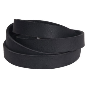 Bracelet en cuir noir sur fond blanc, enroulé plusieurs fois