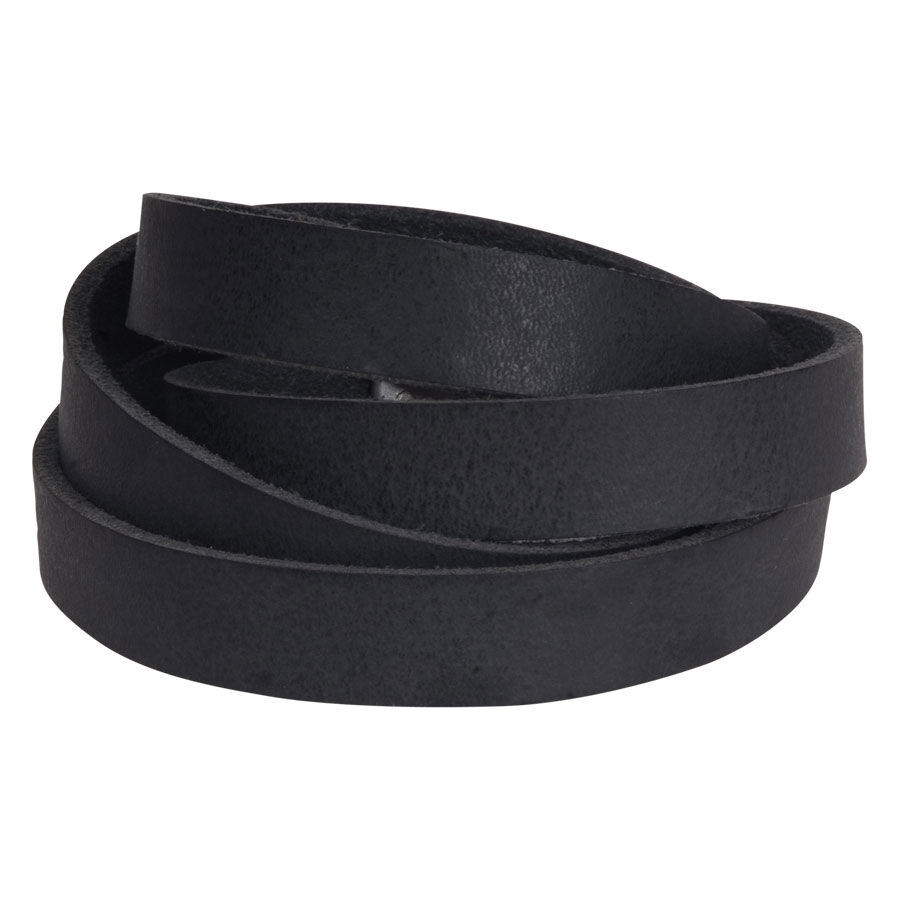 Bracelet en cuir noir Big Wrap Bracelet en cuir noir sur fond blanc, enroulé plusieurs fois