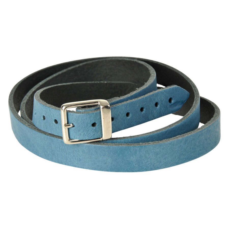 Big Wrap bracelet en cuir bleu canard Bracelet en cuir bleu canard avec boucle argentée sur fond blanc