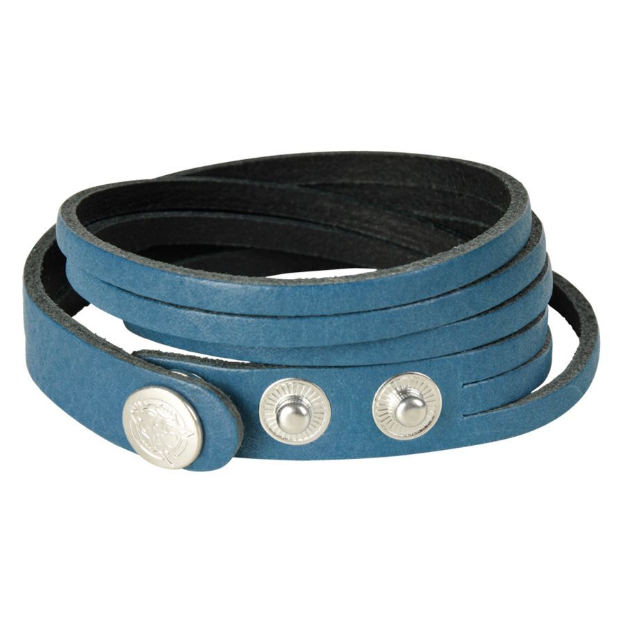 Bracelet en cuir bleu avec boutons-pression Bracelet en cuir bleu avec boutons-pression argentés sur fond blanc