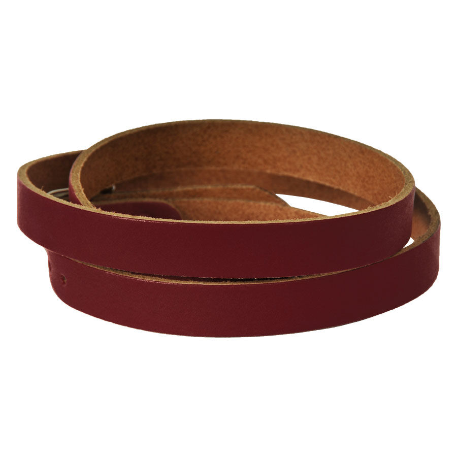 Bracelet en cuir rouge Big Wrap de Wildcat Bracelet en cuir rouge en style enroulé sur fond blanc