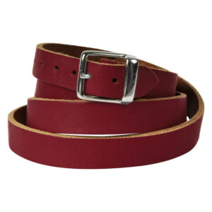 Bracelet en cuir rouge Wildcat, enroulé avec fermoir en métal argenté, sur fond blanc
